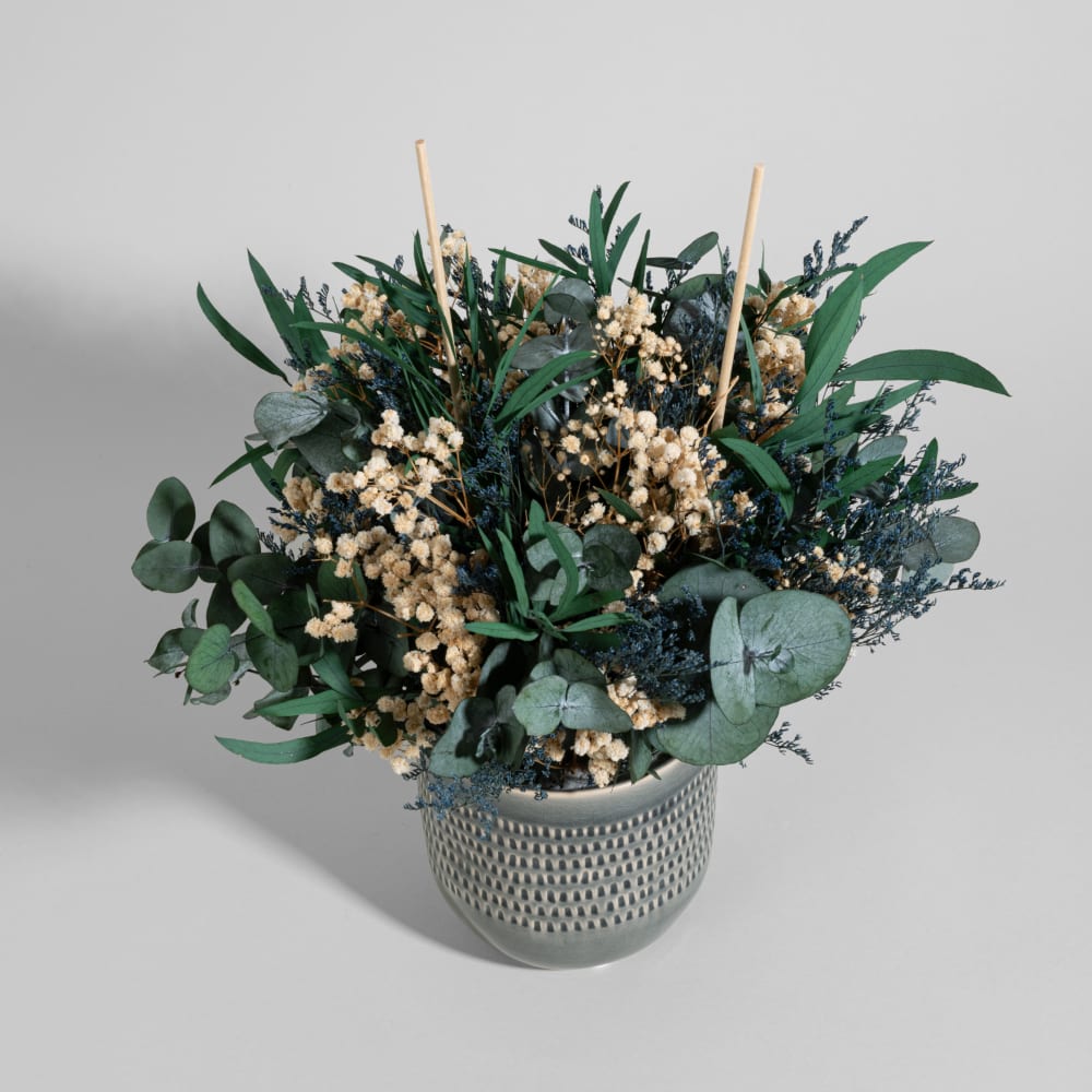 Bouquet de fleurs séchées bleues et pot en ciment bleu — vue 3