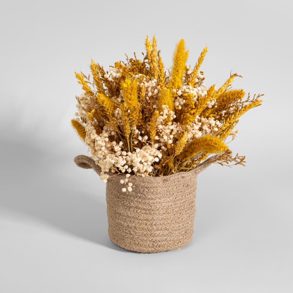 Bouquet de fleurs séchées jaunes et pot en jute