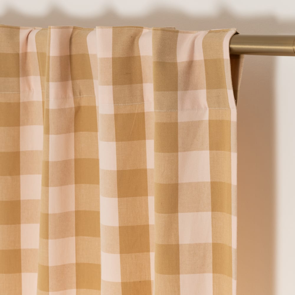 Rideau à pattes cachées en coton recyclé motif vichy ocre et écru, 140x250 cm (vendu à l'unité) — vue 3