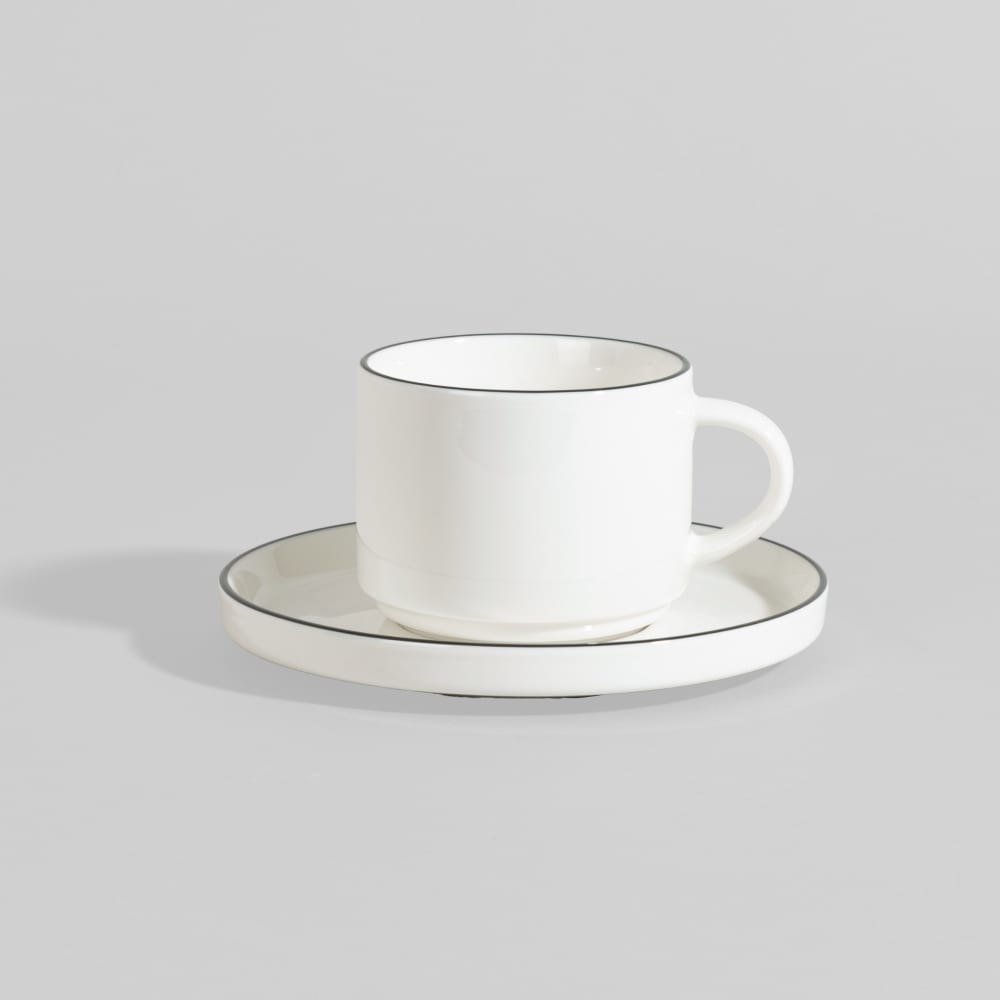 Tasse à thé et soucoupe en faïence blanche et noire Tasse à thé et soucoupe en faïence blanche et noire