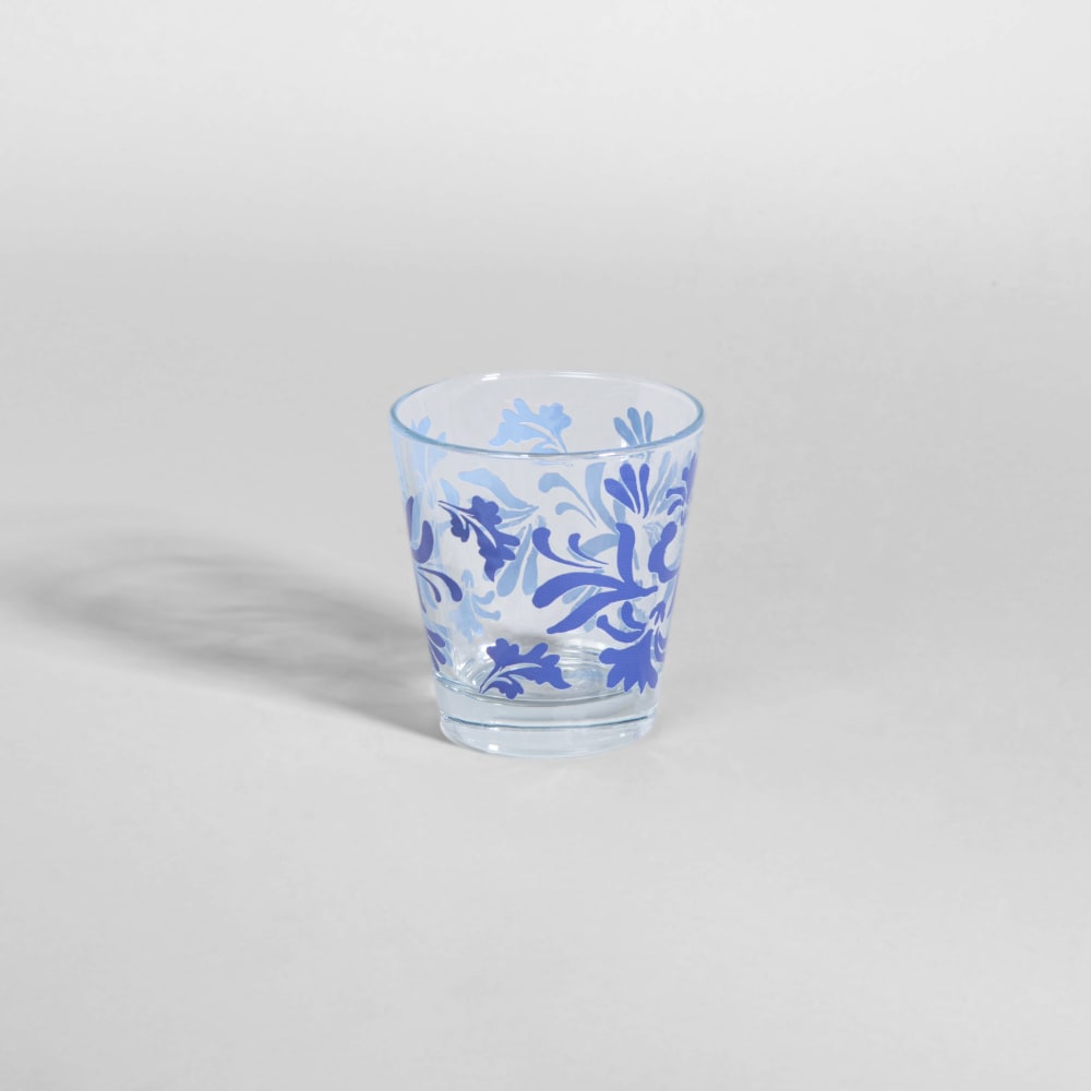 Gobelet en verre bleu motif floral