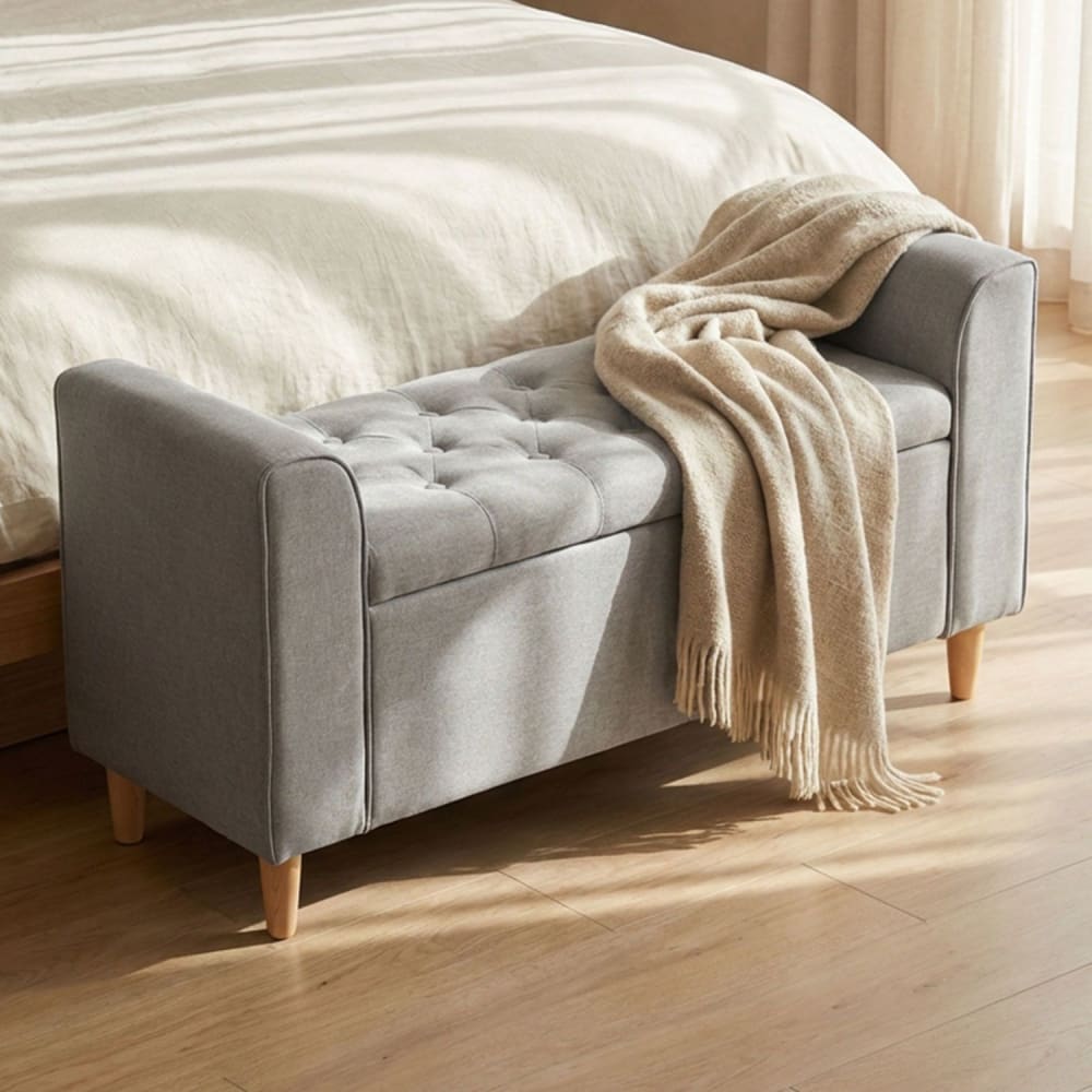 Banc coffre en tissu gris clair et pieds bois - Maisons du Monde