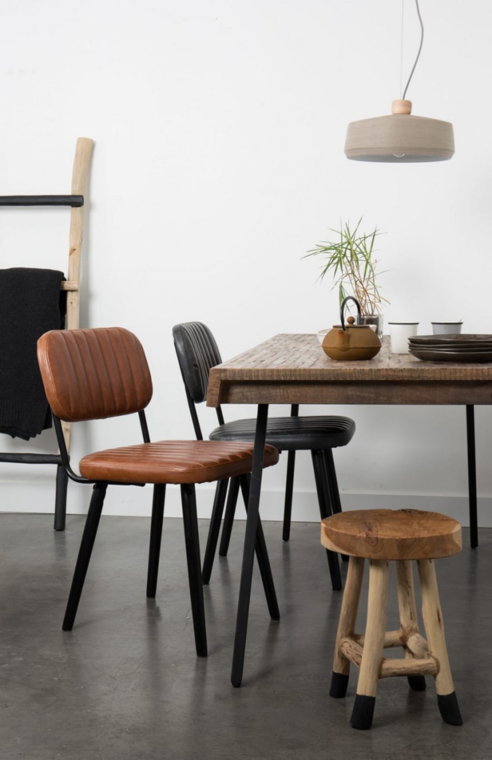 Chaise de repas en simili cuir brun