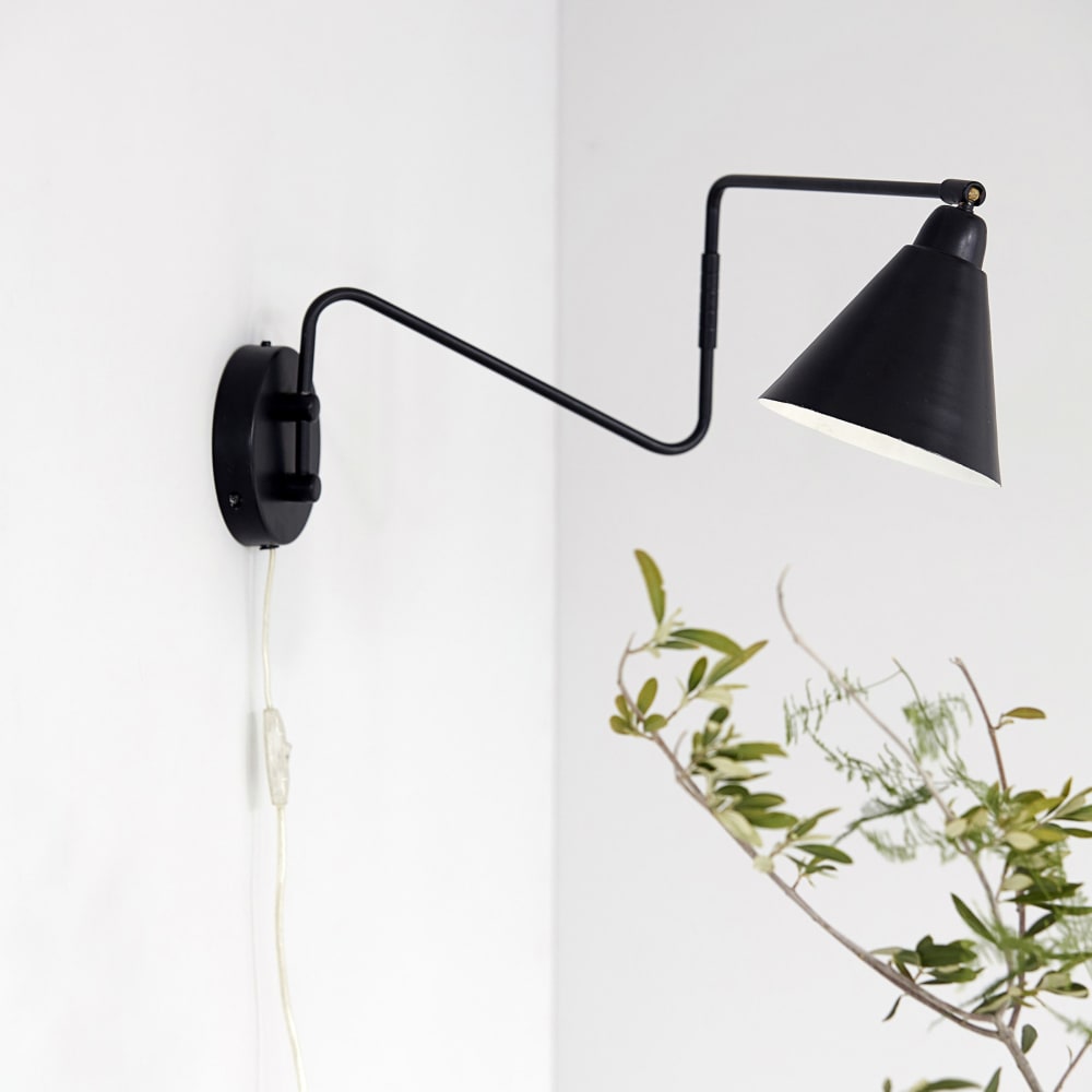 Lampada da parete piegata in metallo nero - house doctor