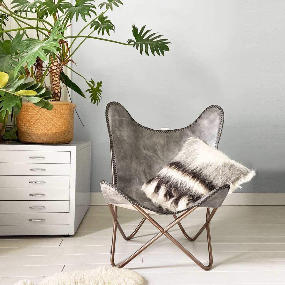 Coussin triangle 100% laine noir et blanc cassé 50x50