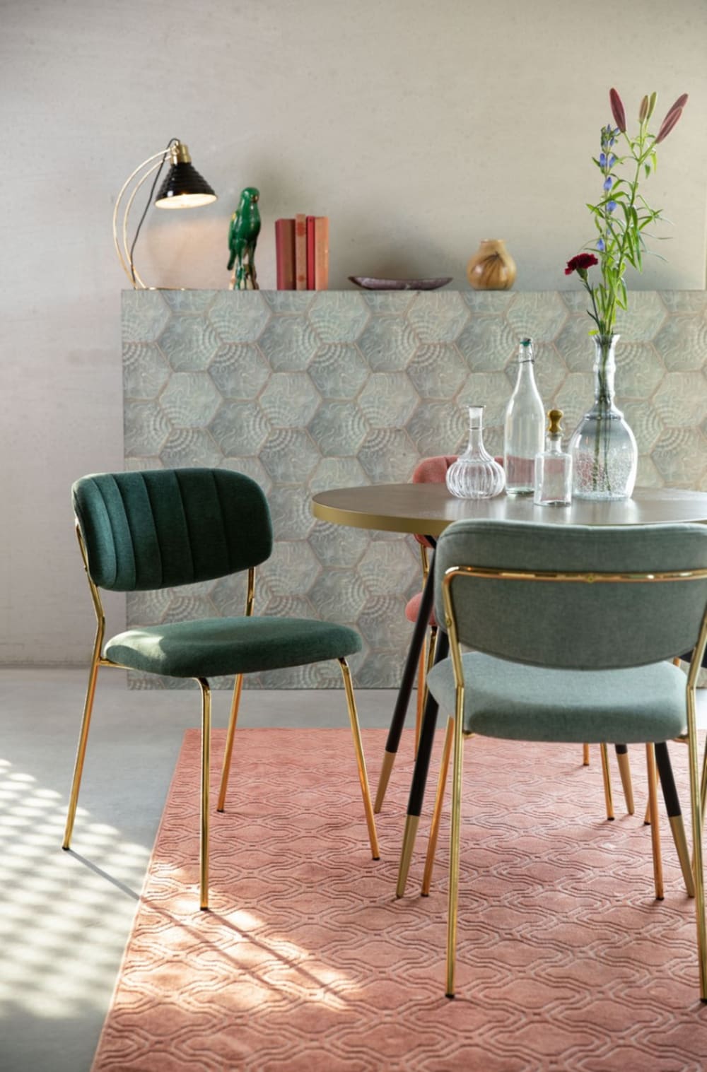 2 chaises de repas en tissu vert avec pieds dorés