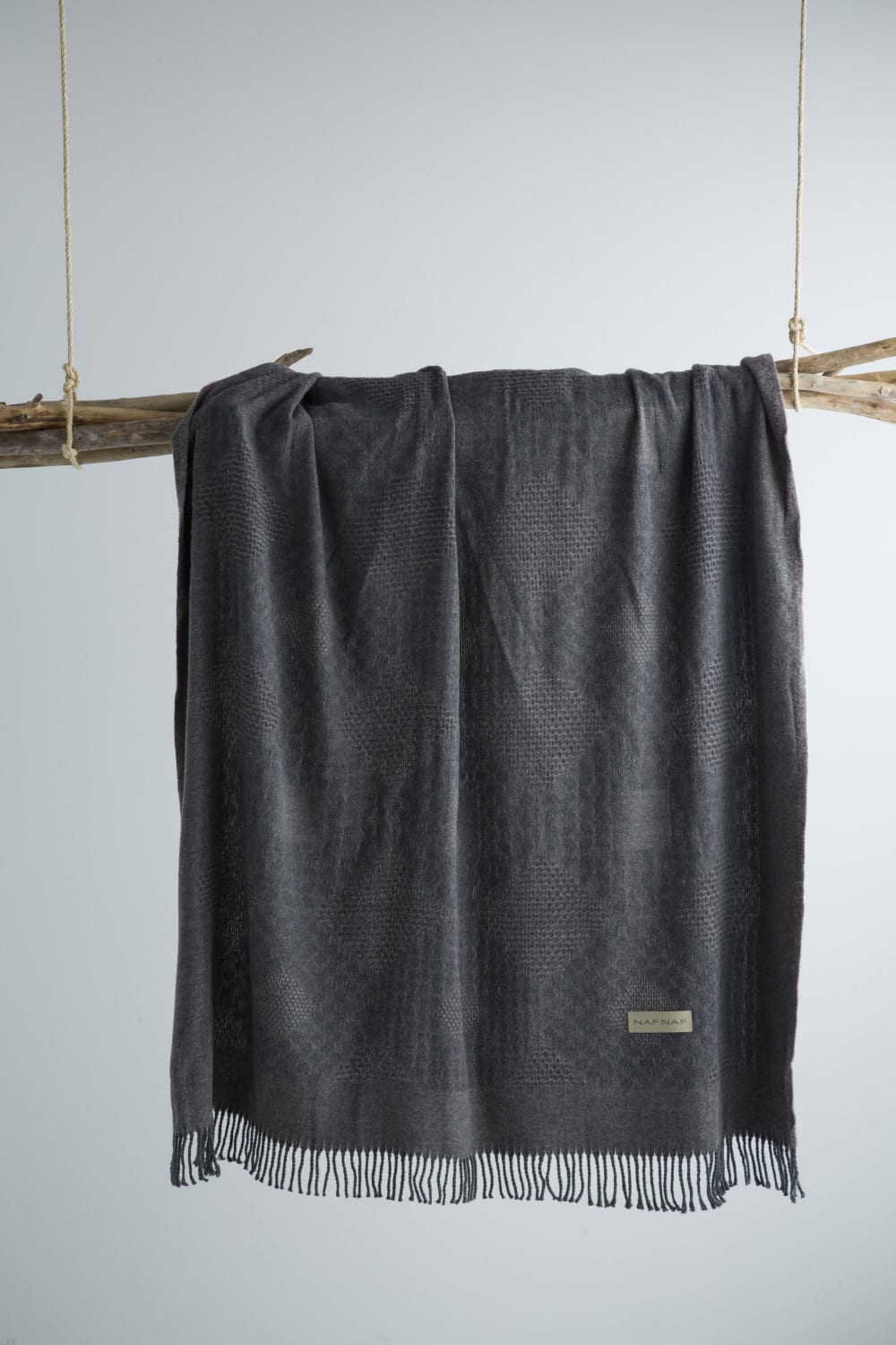 NAF NAF Plaid décoratif, 70% coton 30% polyester. Texture douce et grande capacité thermique.