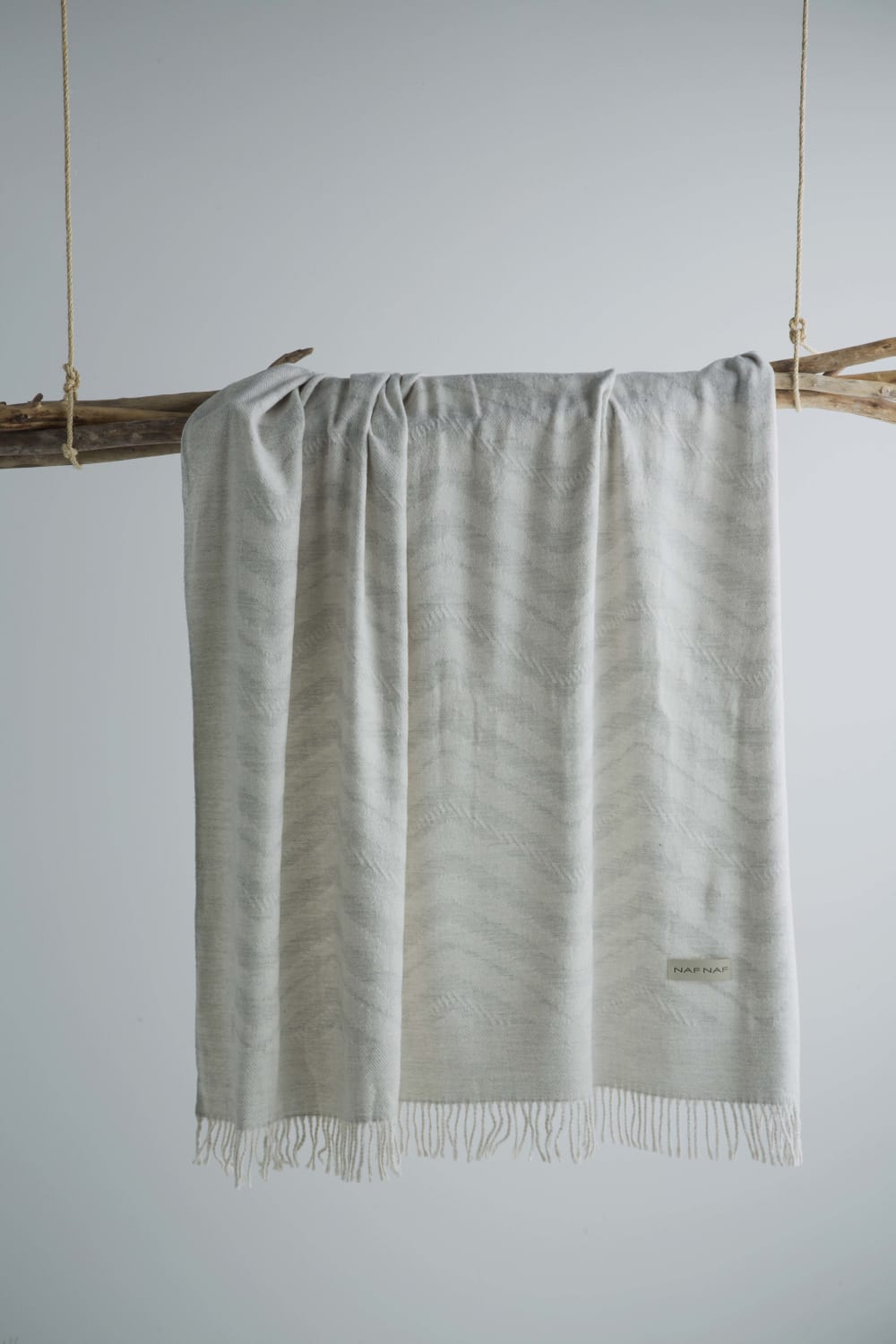 NAF NAF Plaid décoratif, 70% coton 30% polyester. Texture douce et grande capacité thermique.