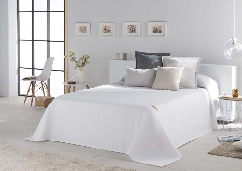 NAF NAF Couvre lit NAF NAF collection 80% coton 20% polyester. Desing élégant et intemporel, à la fois pour votre chambre et pour décorer votre salon.