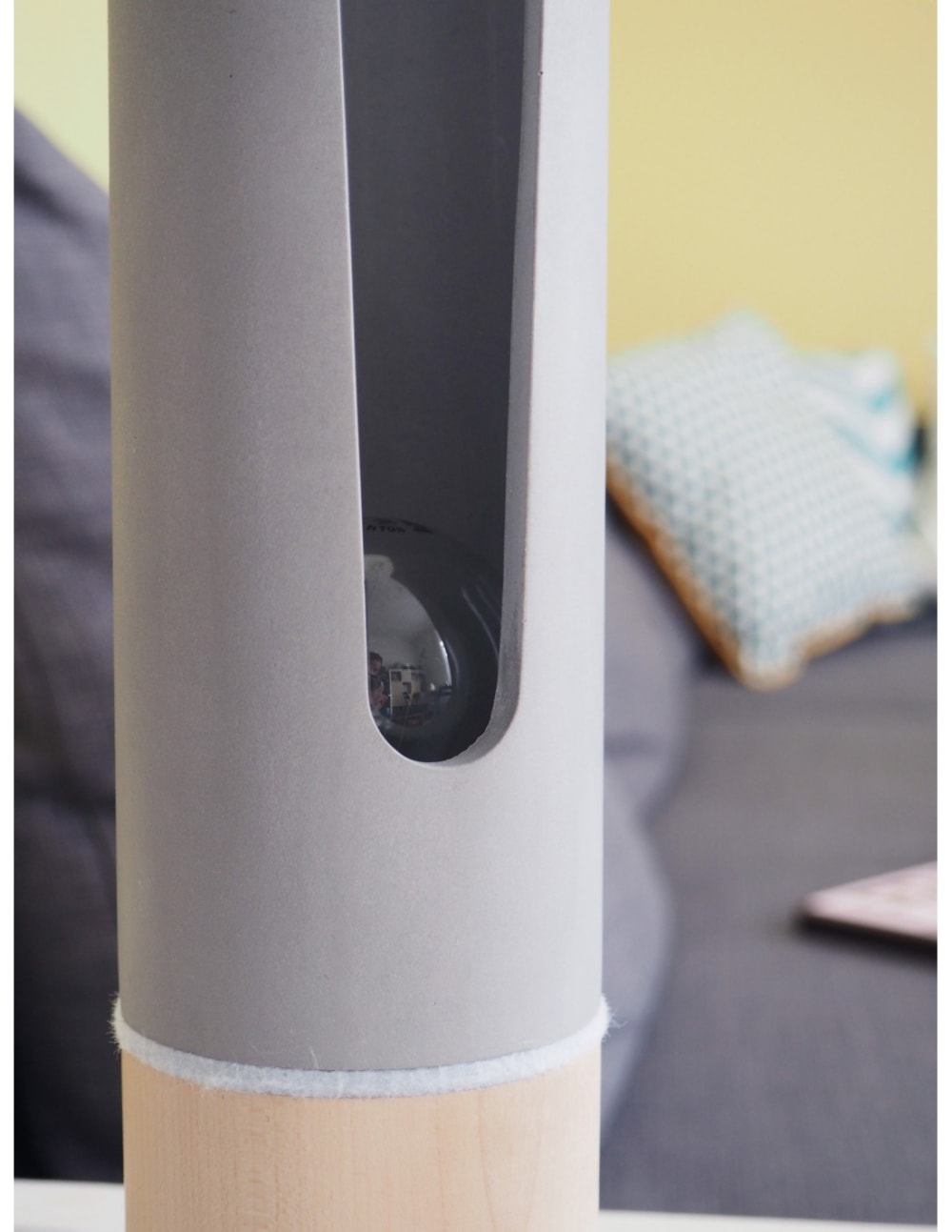 Lampe à poser en bois et béton, anneau feutrine blanc - Maisons du Monde