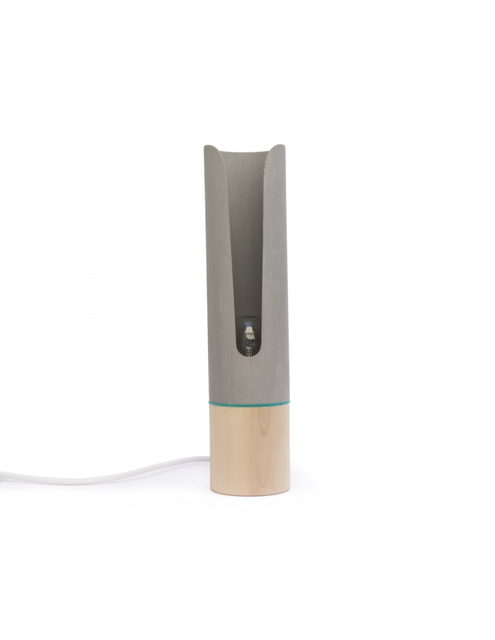 GONE'S Die Lampe Monsieur aus Beton und Holz wird in Frankreich hergestellt. Der Ring ist aus blauem Filz. Die Kordel ist aus weißem Textil. Grau