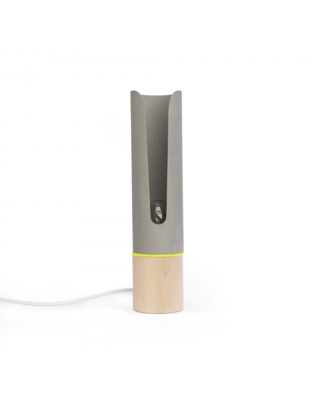 GONE'S Die Lampe Monsieur aus Beton und Holz wird in Frankreich hergestellt. Der Ring ist aus gelbem Filz. Die Kordel ist aus weißem Textil. Grau
