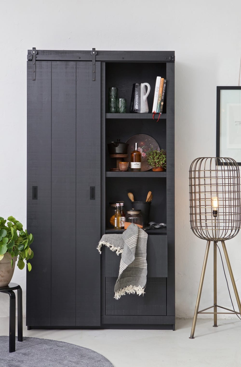 Armoire à porte coulissante en bois noir - Maisons du Monde