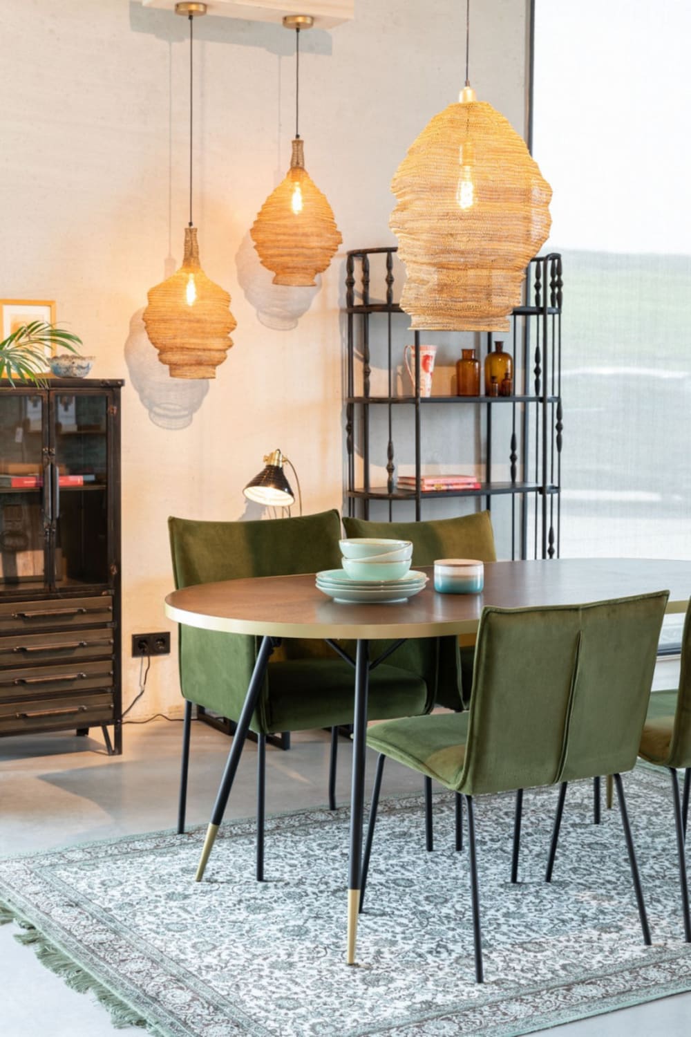 Mesa de comedor ovalada de fresno con aro dorado - Maisons du Monde