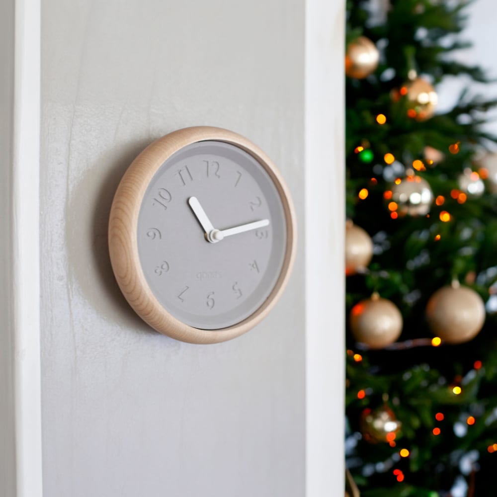 Horloge murale en bois et béton aiguilles blanches - Maisons du Monde