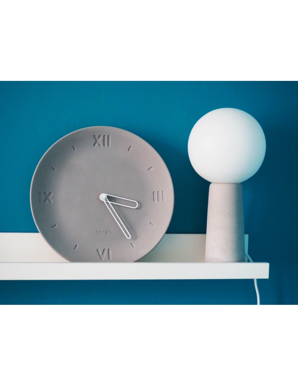 Horloge en béton aiguilles blanches
