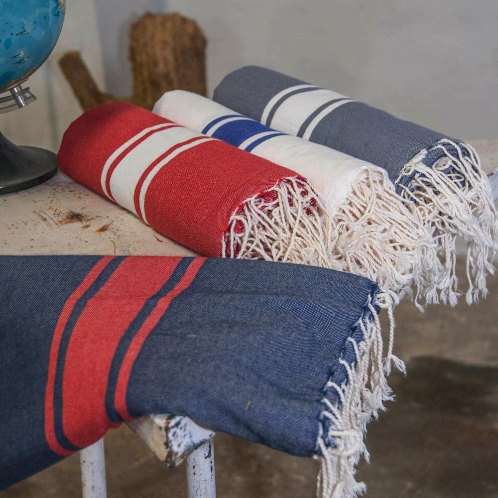 Fouta bicolore coton 100x200 bleu jean & rouge - Maisons du Monde