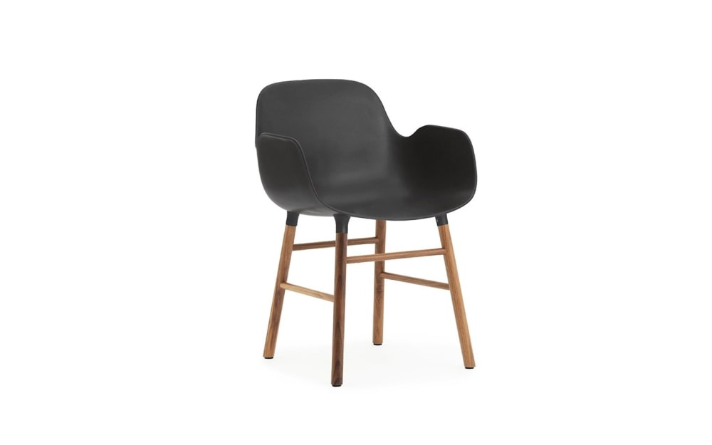 Fauteuil noir avec structure en bois de noyer