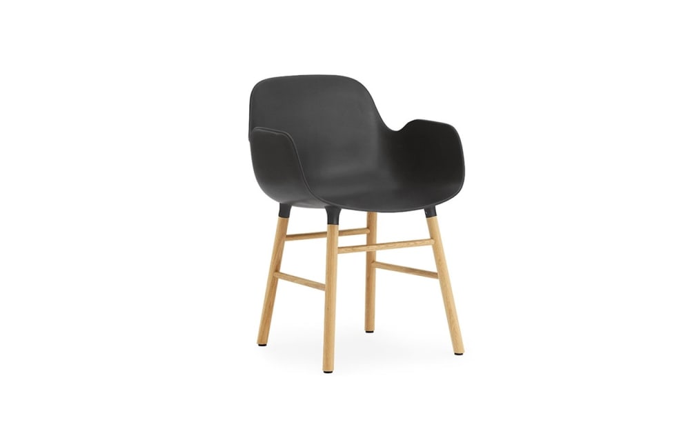 Fauteuil noir avec structure en bois de chêne