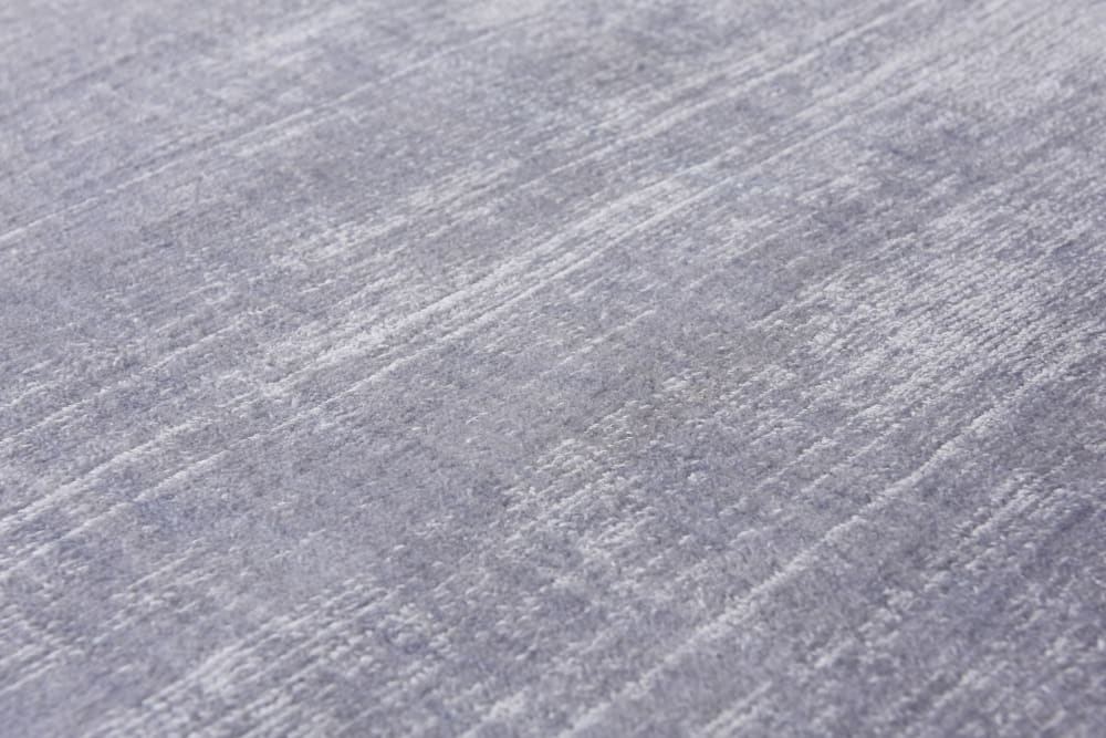 Tapis élégant doux et brillant en viscose argent 65x135 — vue 4