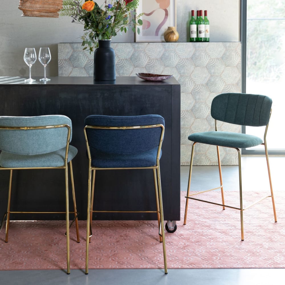 Tabouret de comptoir en velours vert clair avec structure dorée