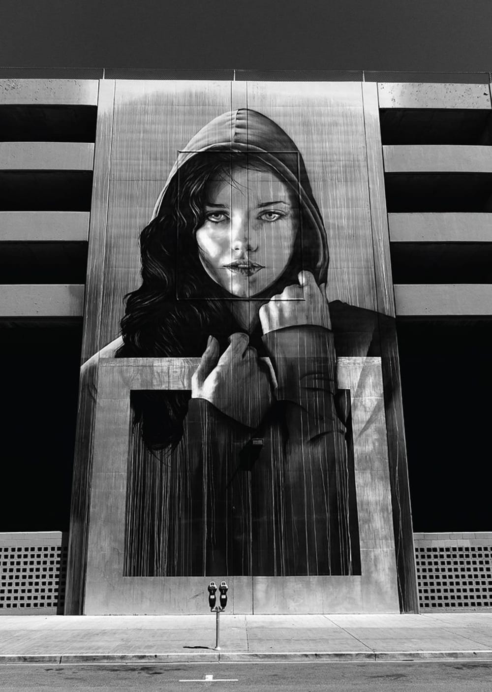 Tableau métal femme capuche 32x45