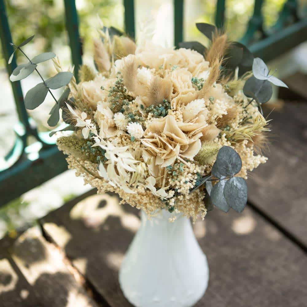 Bouquet de fleurs séchées à base d'hortensia crème et d'eucalyptus - Maisons du Monde