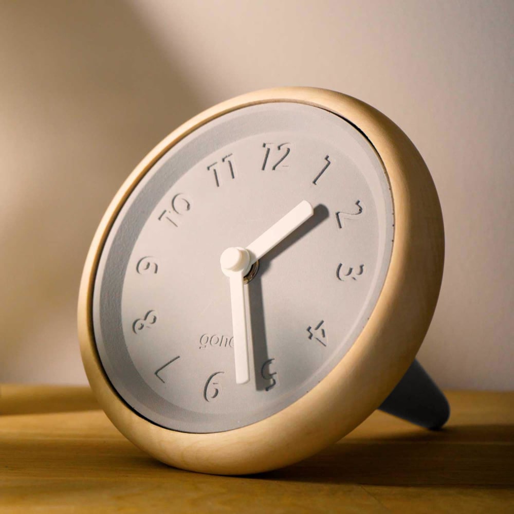 Reloj de mesa en madera y hormigón agujas blancas - Maisons du Monde