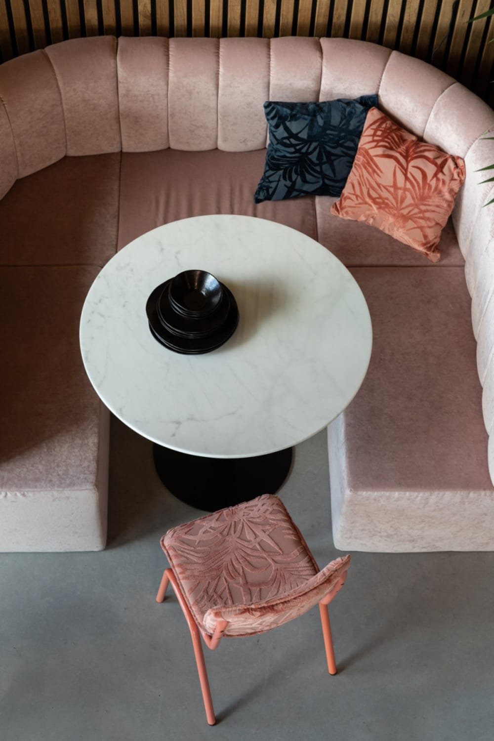 Bestickter Esszimmerstuhl aus Samt in Rosa - Maisons Du Monde