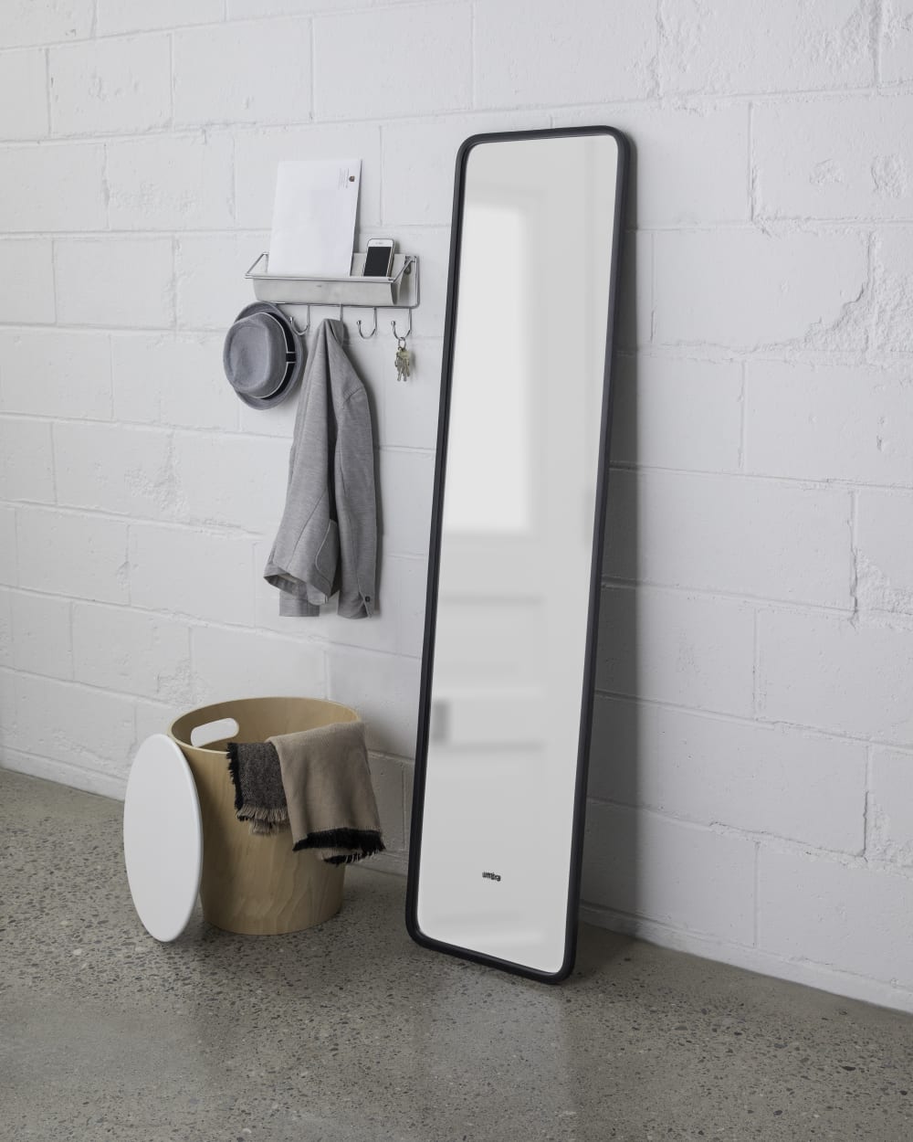 Miroir en pied à suspendre ou poser en caoutchouc noir 157x37cm - Maisons du Monde