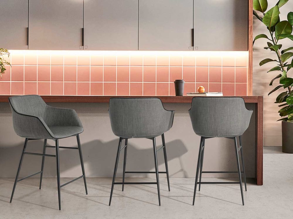 Hocker aus Stoff mit Kanten und Struktur aus schwarzem Stahl -