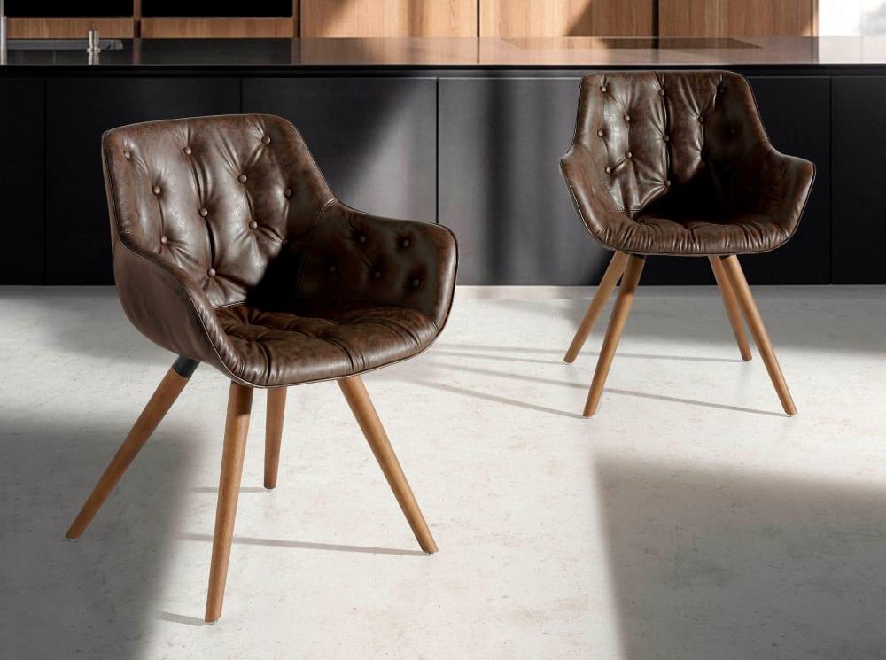 Sedia rivestita in similpelle con gambe in legno massello color