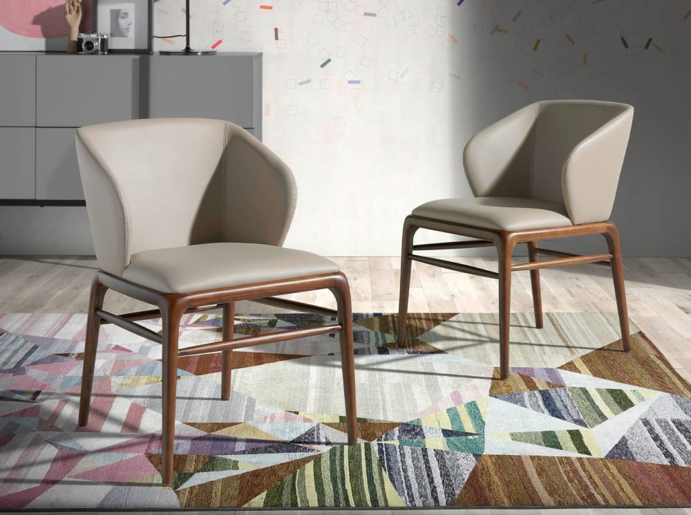 Chaise en similicuir vison foncé