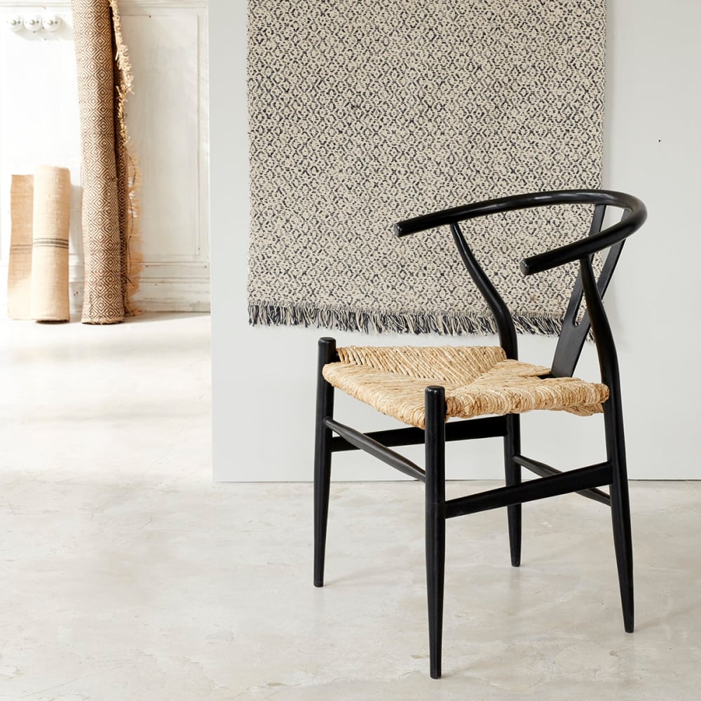 Chaise noire assise tissée en mindy