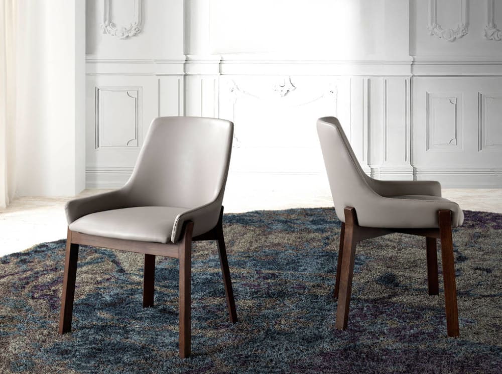 Sedia rivestita in similpelle e struttura in legno color noce -