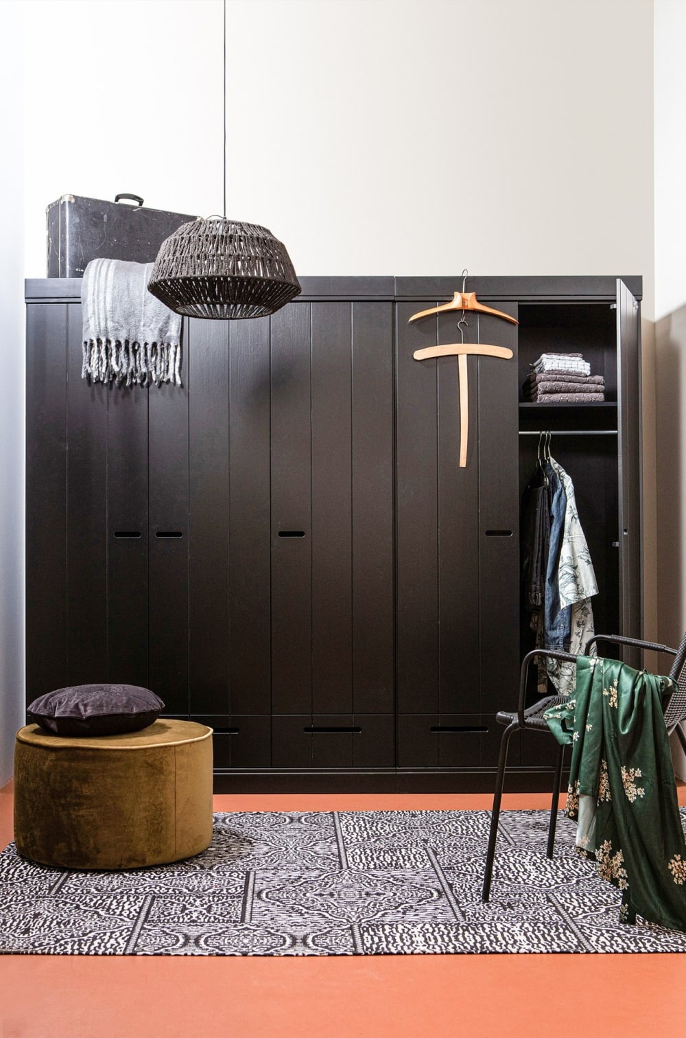 Armoire 3 portes et 3 tiroirs en bois noir - Maisons du Monde