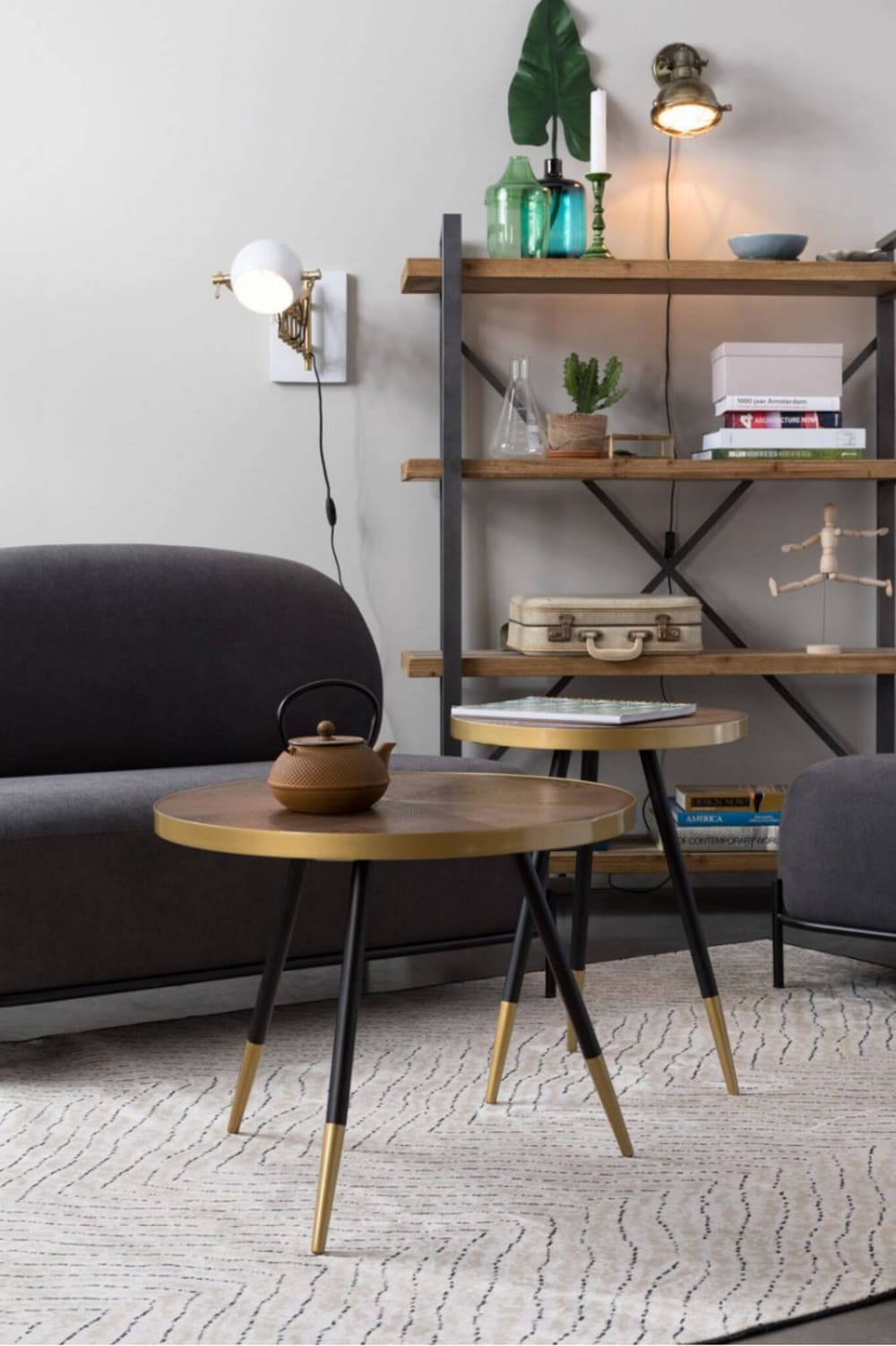 Runder Couchtisch aus Eschenholz mit goldfarbenem Stahlring -