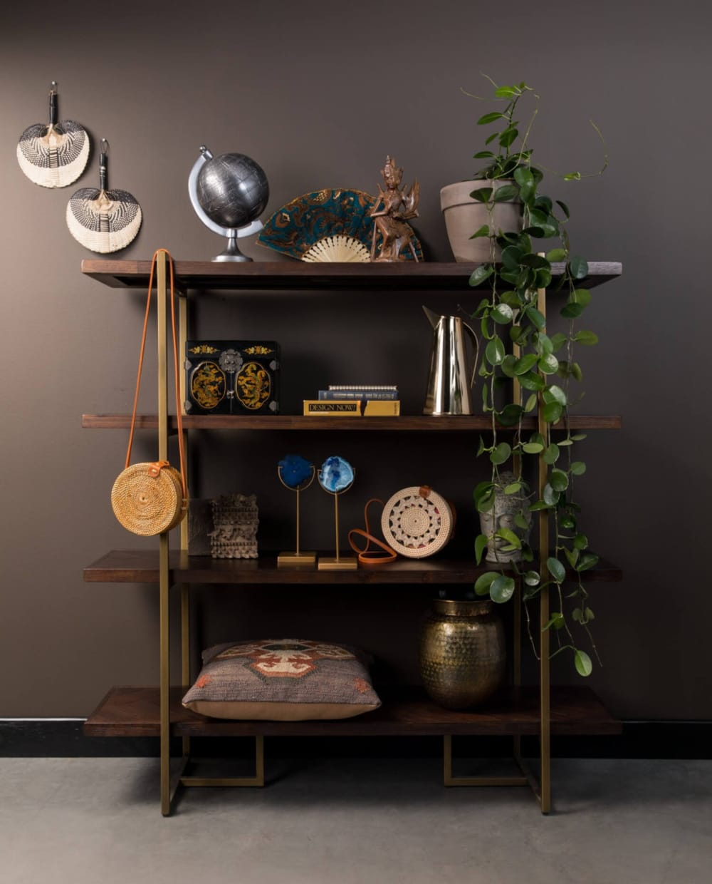 Bücherregal aus Akazienholz und Messing - Maisons Du Monde