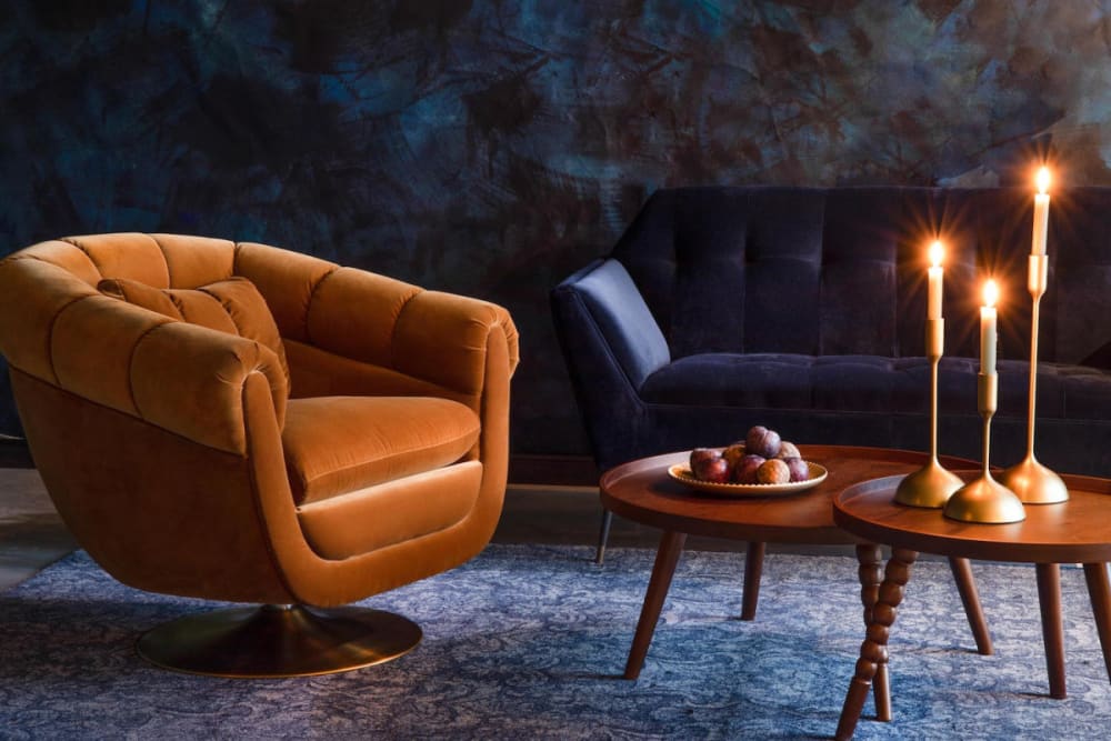 Poltrona lounge in velluto marrone con base girevole - Dutchbone