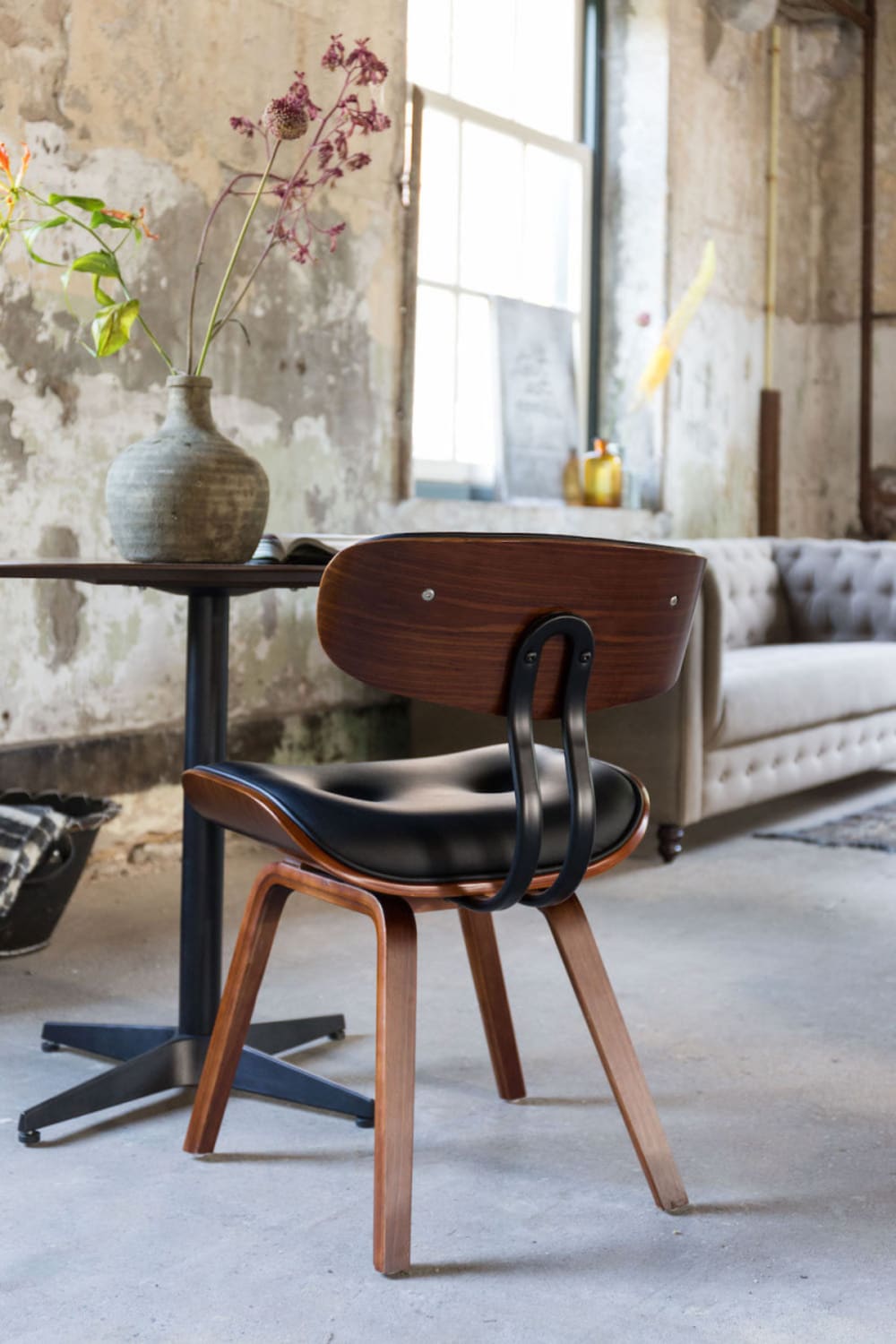Chaise en cuir simili et bois noyer