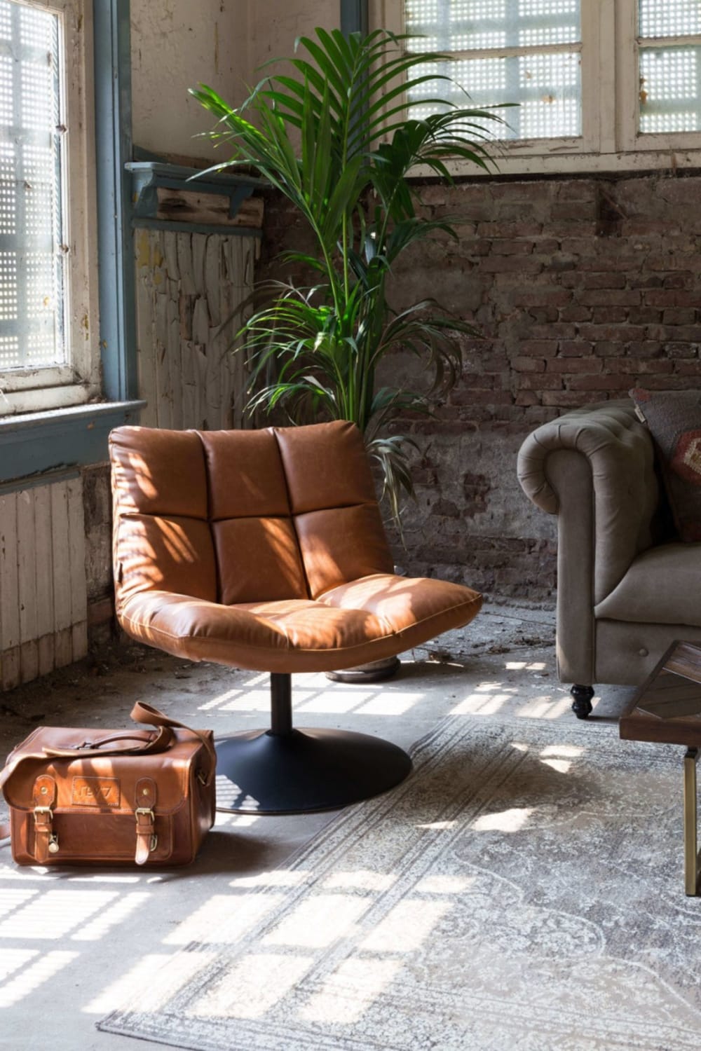 Fauteuil lounge pivotant en simili cuir marron
