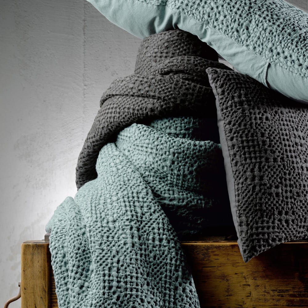 Jeté stonewashed en coton vert de gris 240 x 260 cm - Maisons du Monde