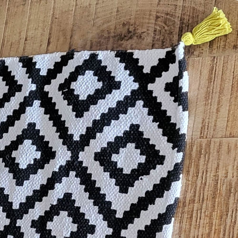 Tapis de bain "graphisme et pompons" coton noir 70x50 cm - Maisons du Monde