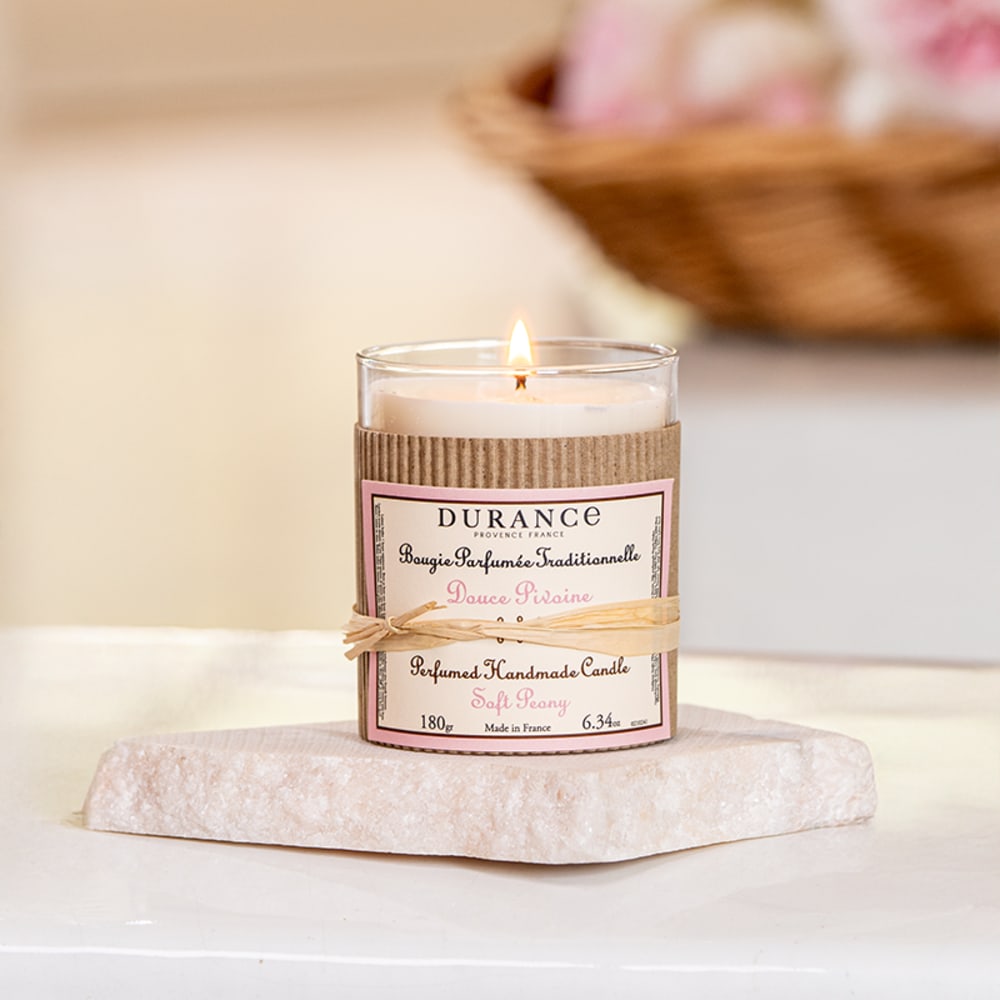 Bougie parfumée douce pivoine - Maisons du Monde