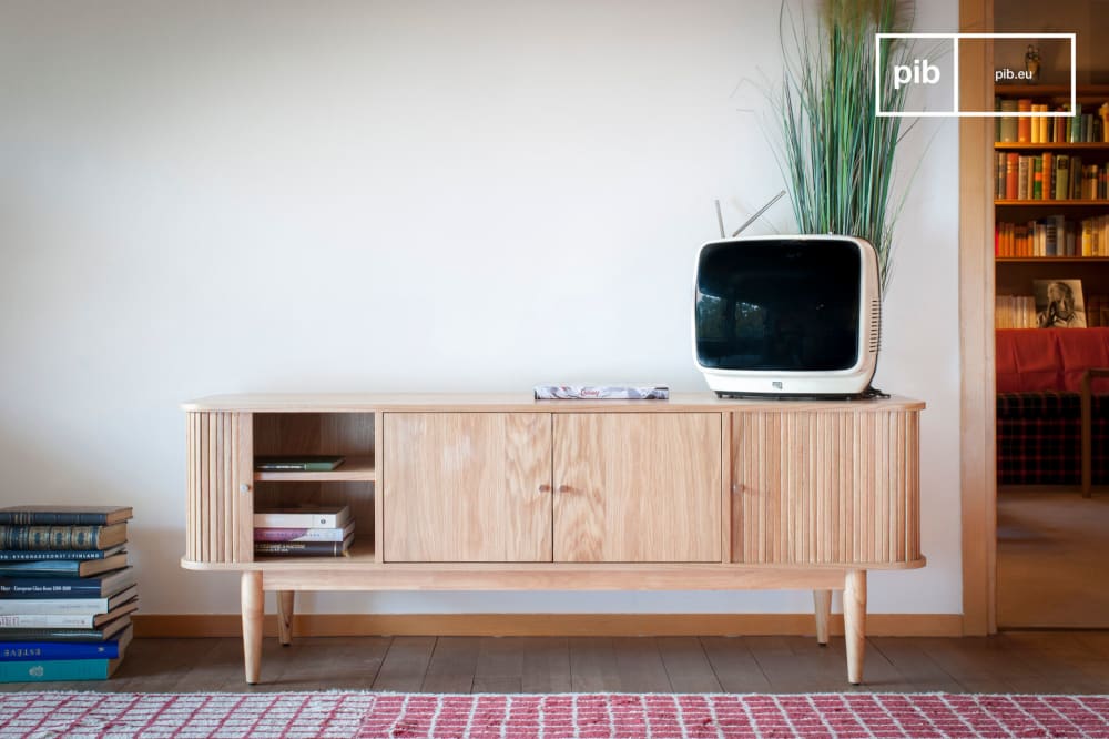 soporte de tv de madera beige con cortinas
