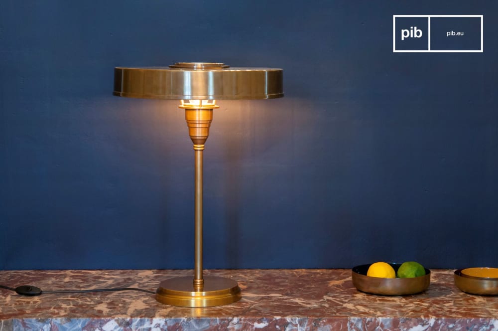 Lampe de table en laiton doré — vue 3