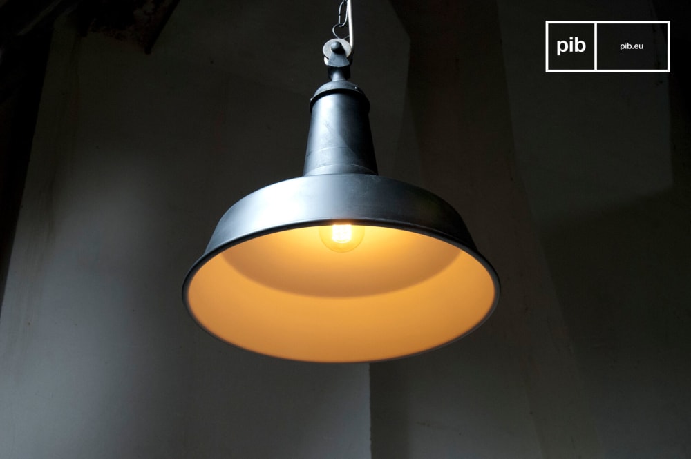 Suspension vintage en métal noir — vue 4