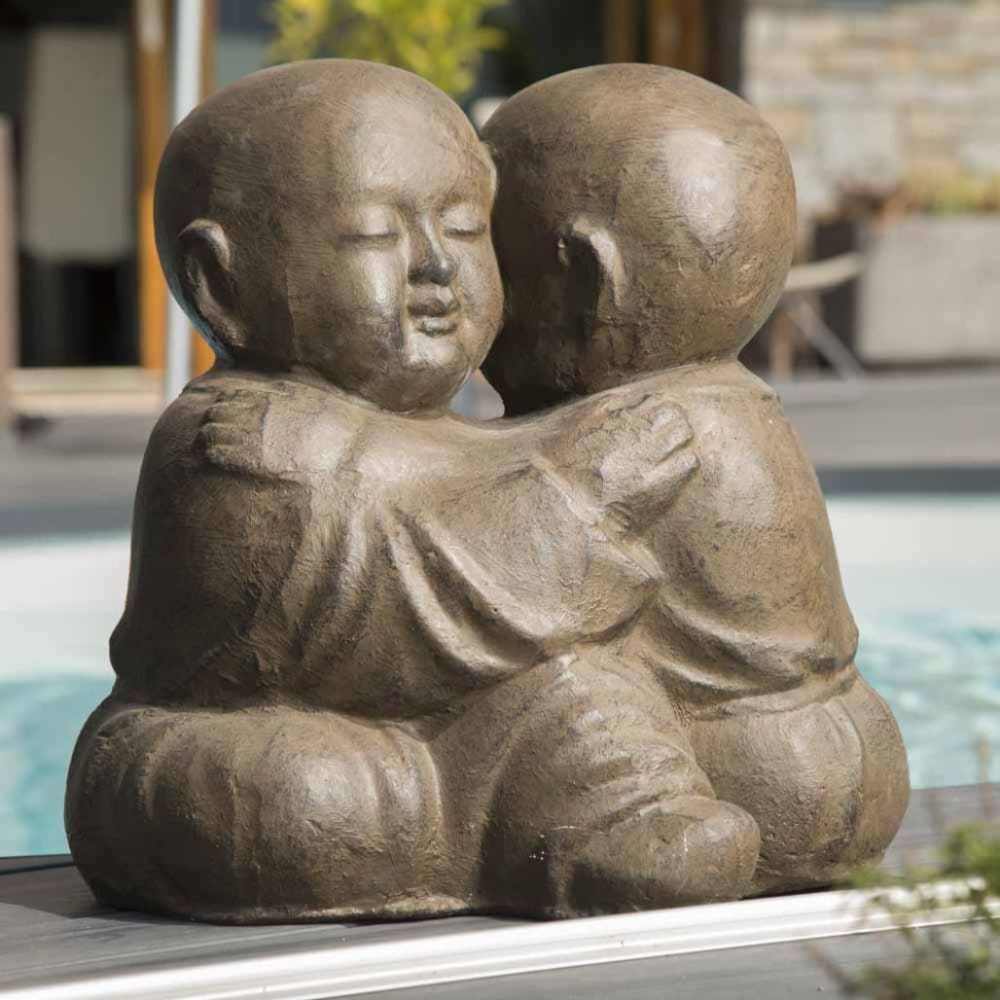 Estatua monjes shaolín abrazados con pátina marrón envejecido 50 cm - Maisons du Monde