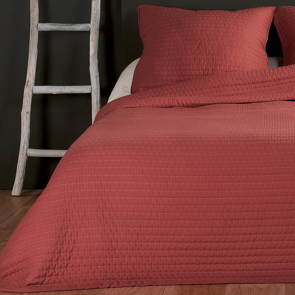 Couvre lit et taie matelassés polyester brique 180x240 cm - Maisons du Monde