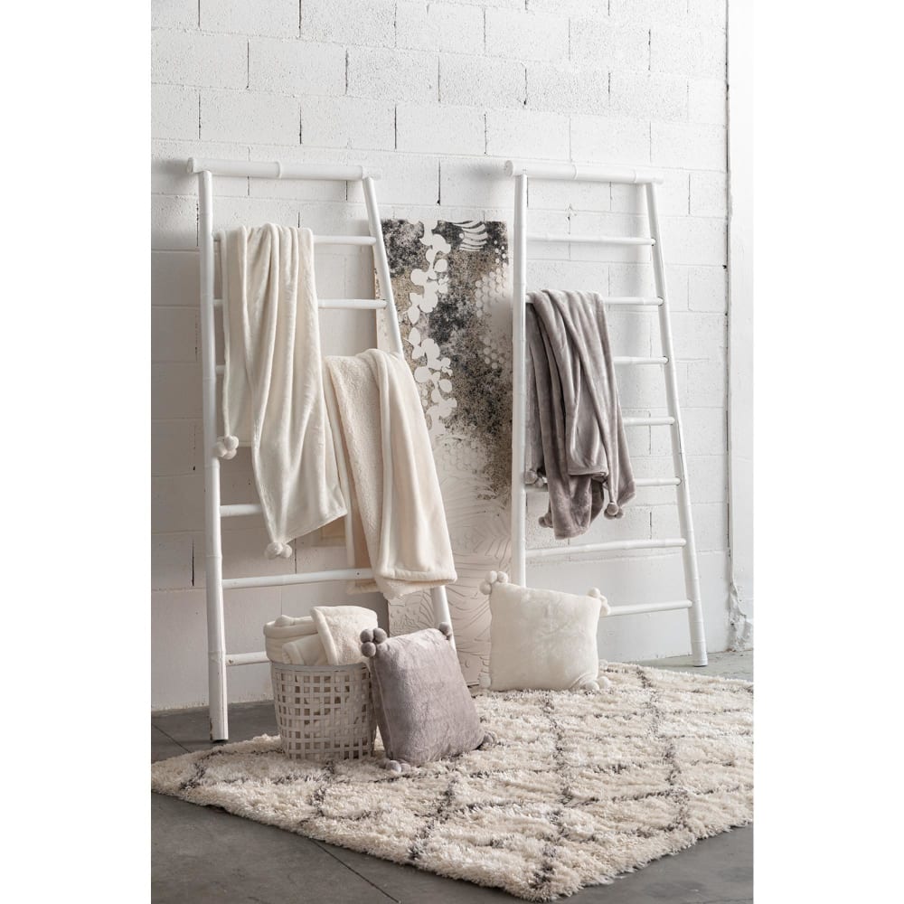 Coussin tender pompons en polyester perle 45 x 45 cm — vue 3